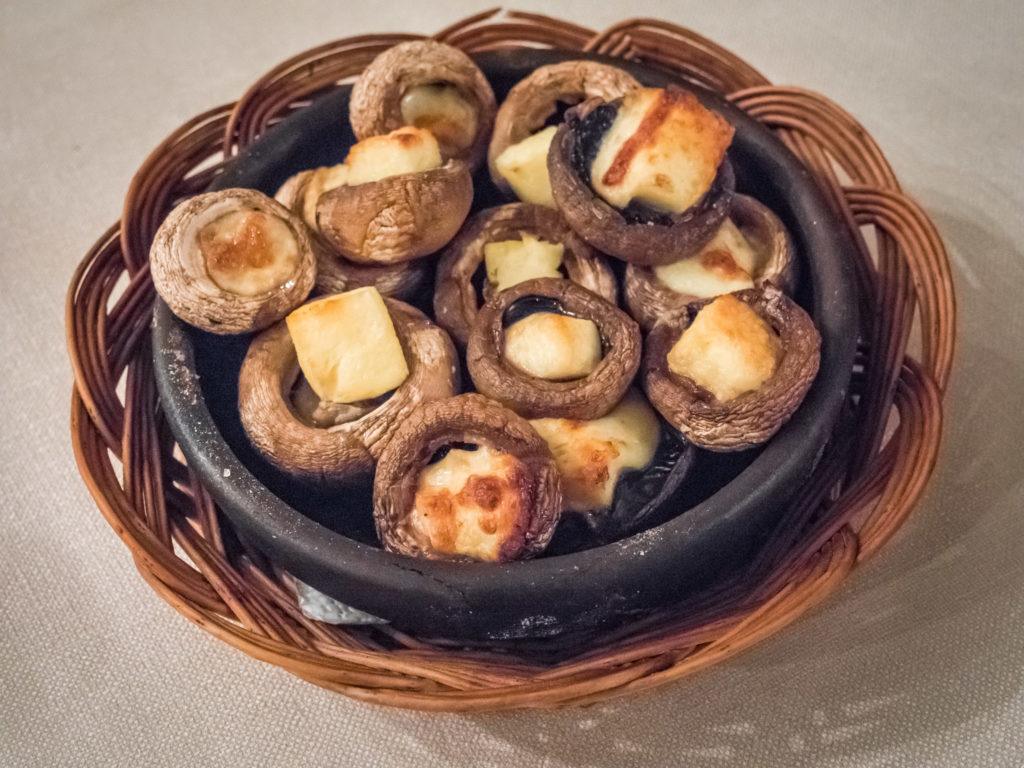 Georgian Cuisine Guide - Traditional Georgian Food: Mushrooms With Sulguni in Ketsi
